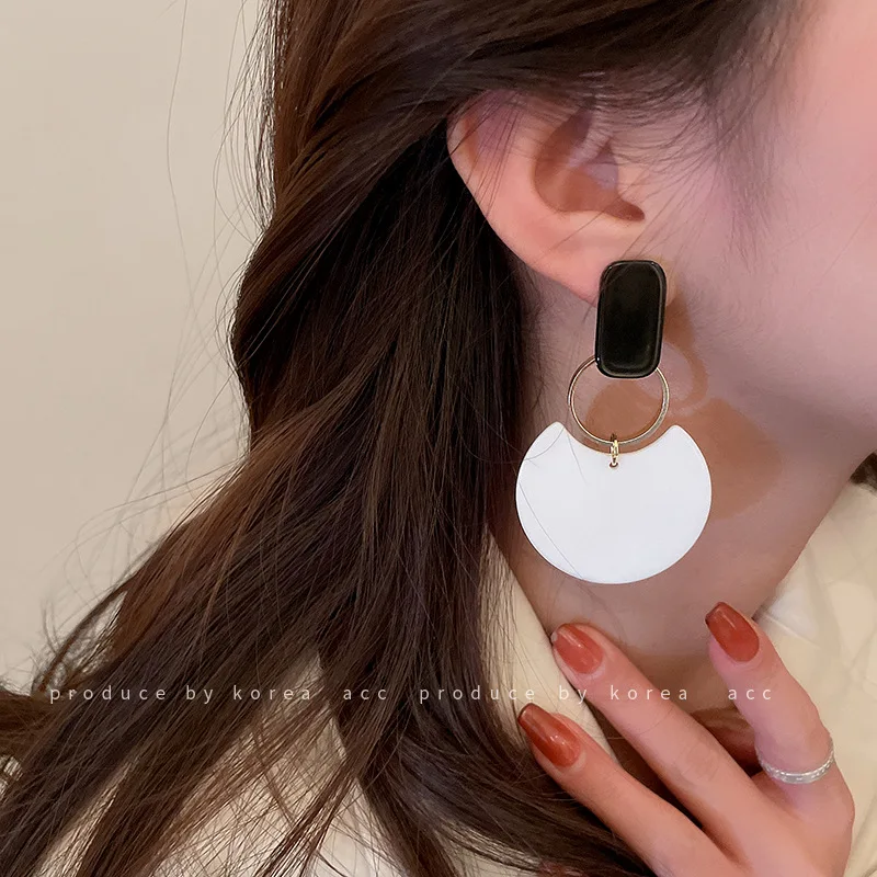 NEW Acrylic Black and White Simple Geometric Fashion Exaggerated