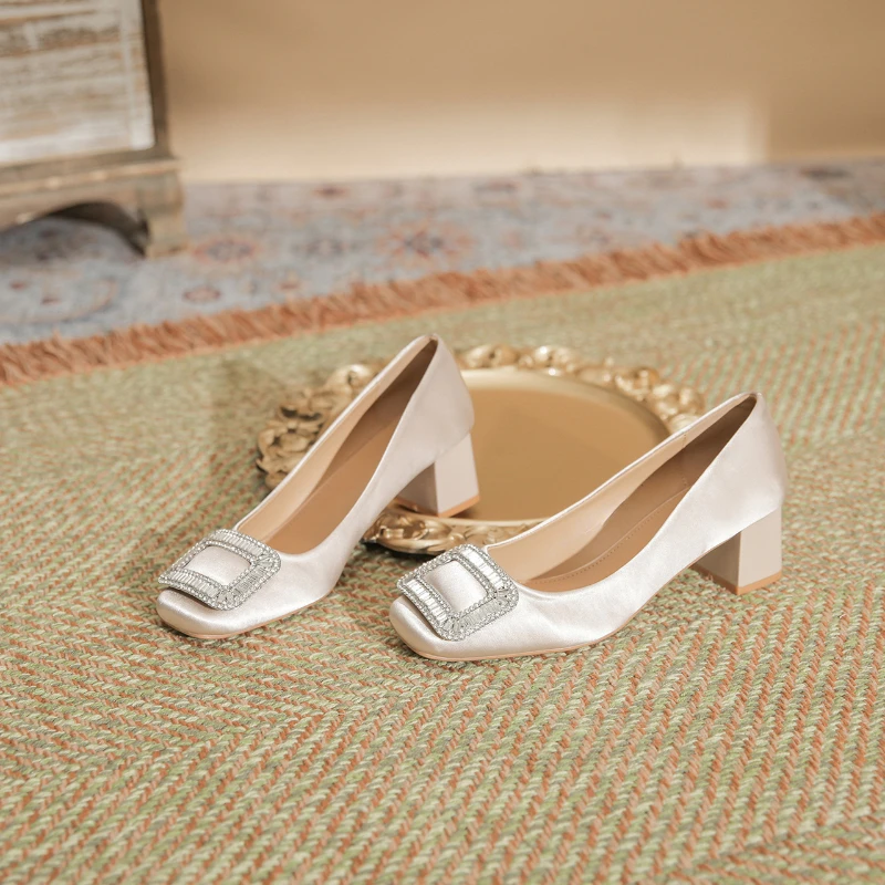 

Шелковые и атласные туфли на высоком каблуке, женские туфли на толстом каблуке, с квадратной пряжкой, однотонные женские туфли, новая модель Весна 2023