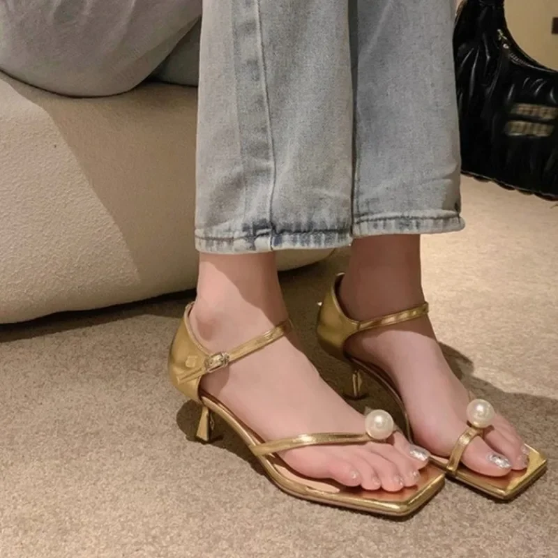 

Сандалии с жемчужным носком и клипсой для женщин, летние сандалии на тонком высоком каблуке, квадратные искусственные сандалии, 2024