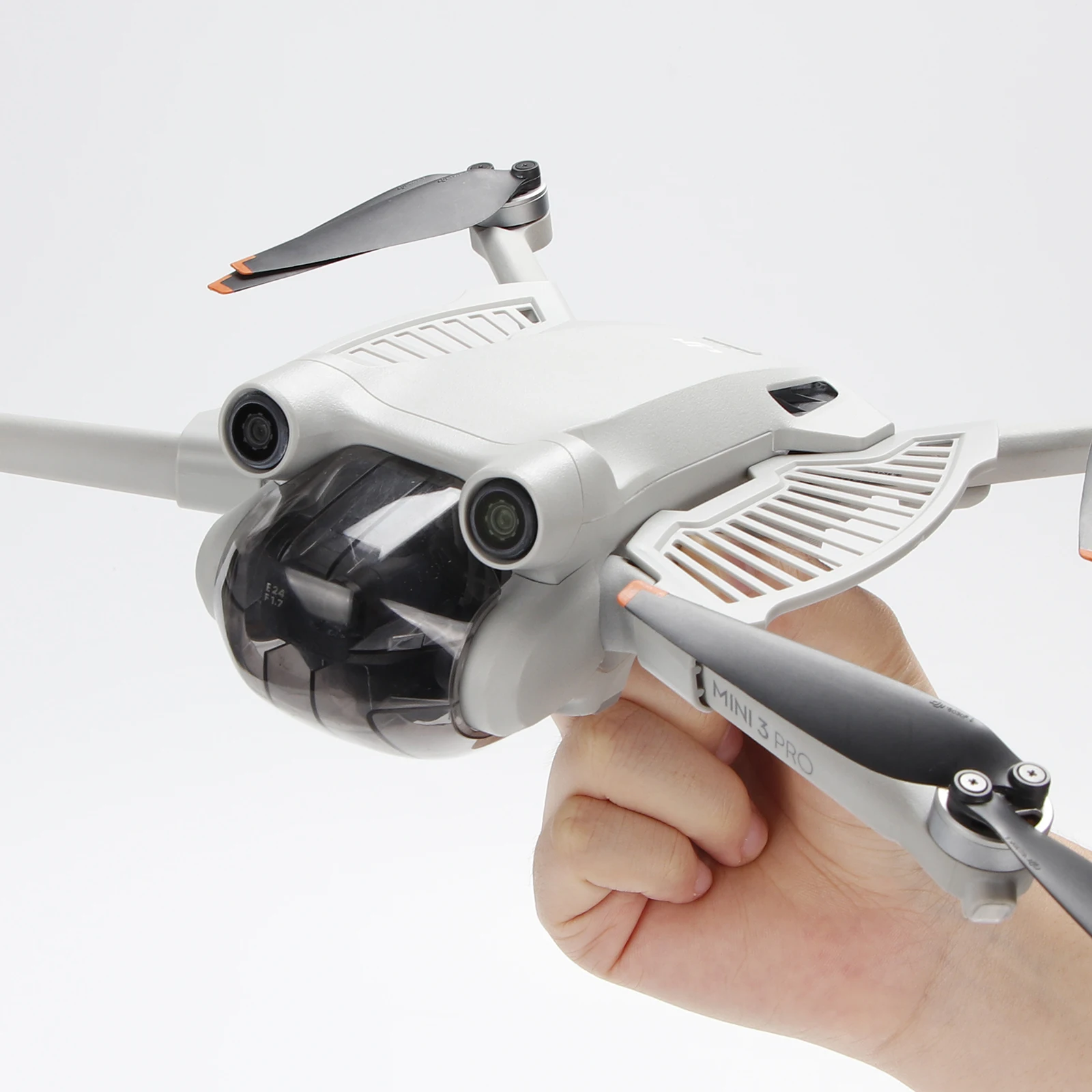 Protège-mains pour drone enfant, sécurité hélices blanc posé sur une surface