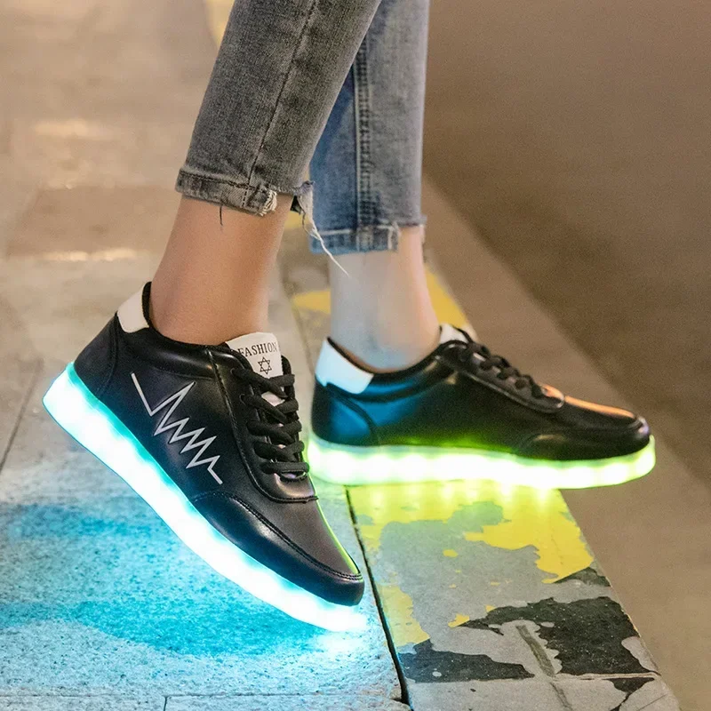ตัวเลือกสินค้า รองเท้าผ้าใบแฟชั่น LED ส่องสว่าง หญิงสาวเท่ๆ กลางคืน