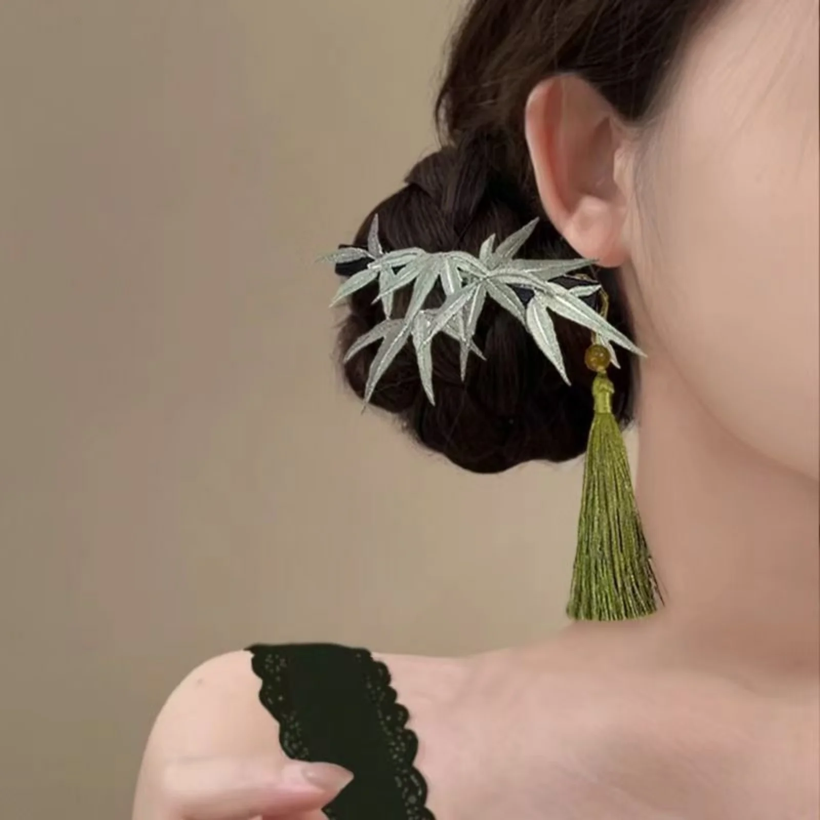Chinese Style Bamboo Leaf Hair Clip with Tassel, Elegant Hair Accessory for Women, Retro Hairpin for Traditional and Daily Looks