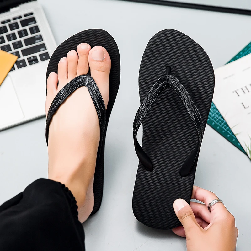 Casual Slippers for Men and Women Trend Lightweight Flip Flops Man New Fashion Holiday Comfortable Outdoor Beach Shoes Slippers — view 3