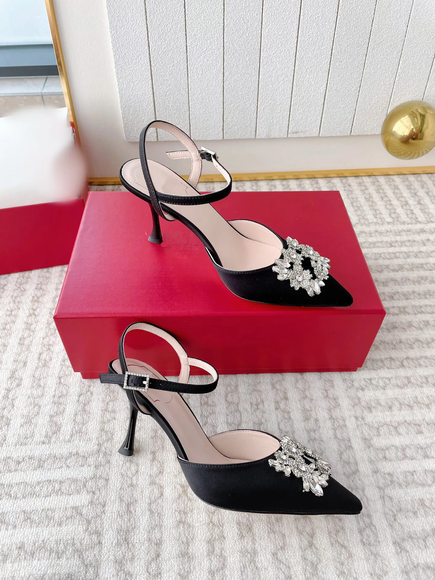 

Elegant and versatile snowflake diamond buckle strap sandals 5958