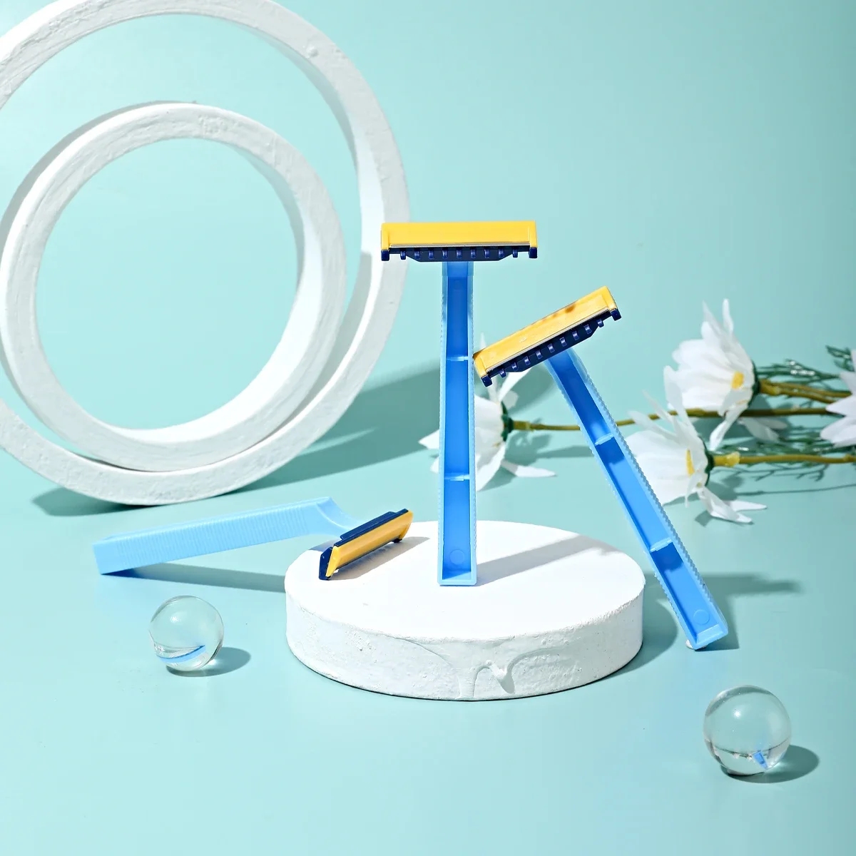 30개입/박스 여성용 일회용 면도기 위생적인 수동 면도기 1개의 매우 날카로운 면도날과 빗형 헤드(얼굴, 다리, 팔, 비키니 라인용)