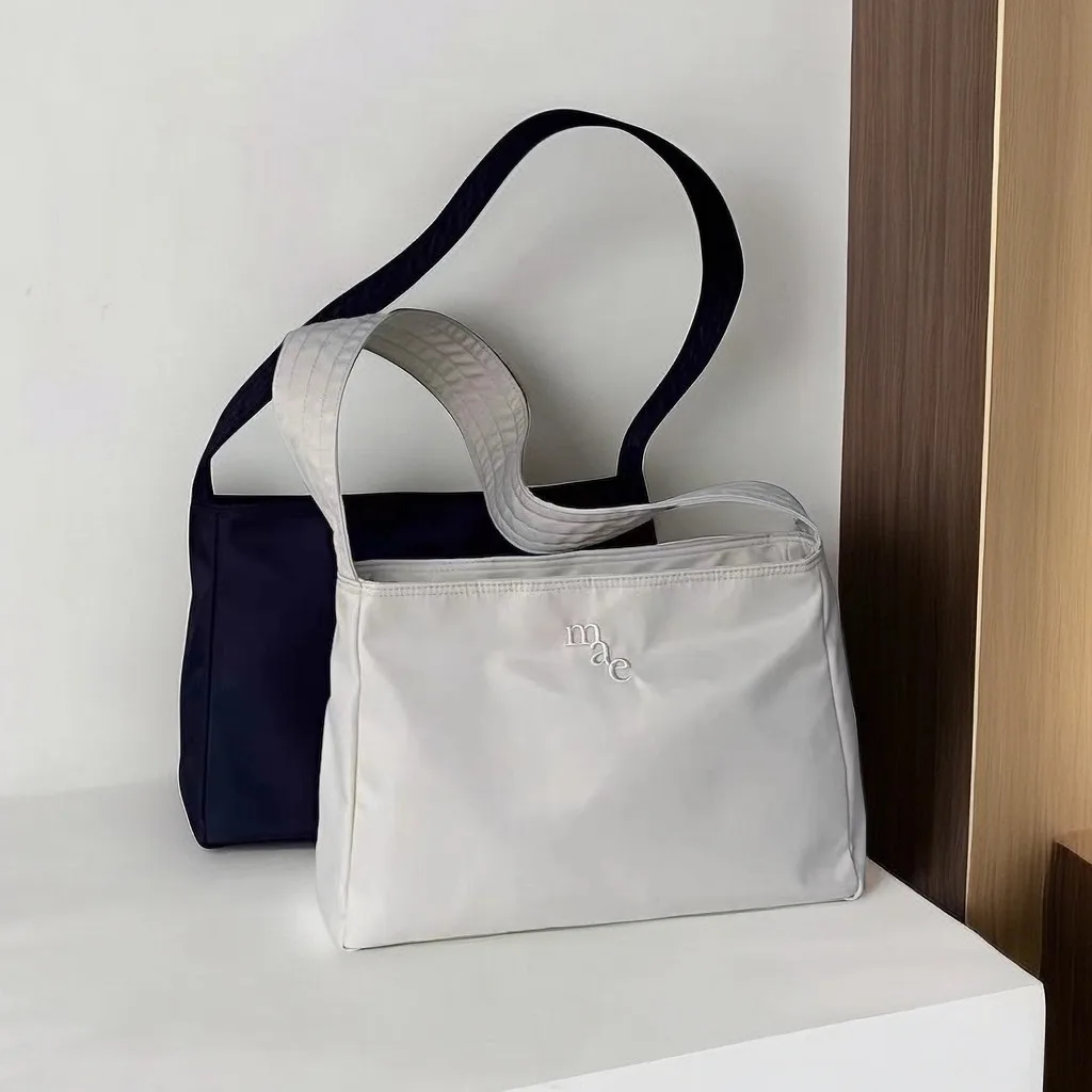 

Сумки Mucu и черное дерево, корейский бренд, дизайнерская сумка-тоут для подмышек, нейлоновая сумка с вышитым логотипом, женская простая сумка через плечо 2024