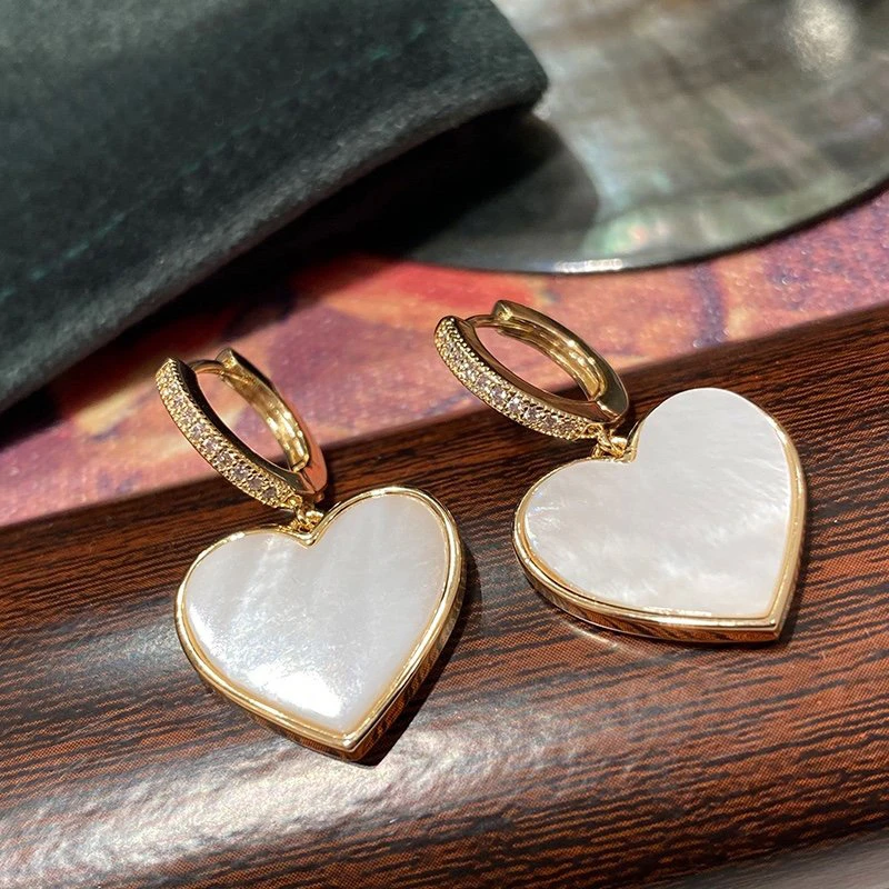 2022 Hot Brand White Fritillaria Love Dirty Earrings Earrings Simple And Generous Fashion Versatile Golden Banquet ExquisiteEar