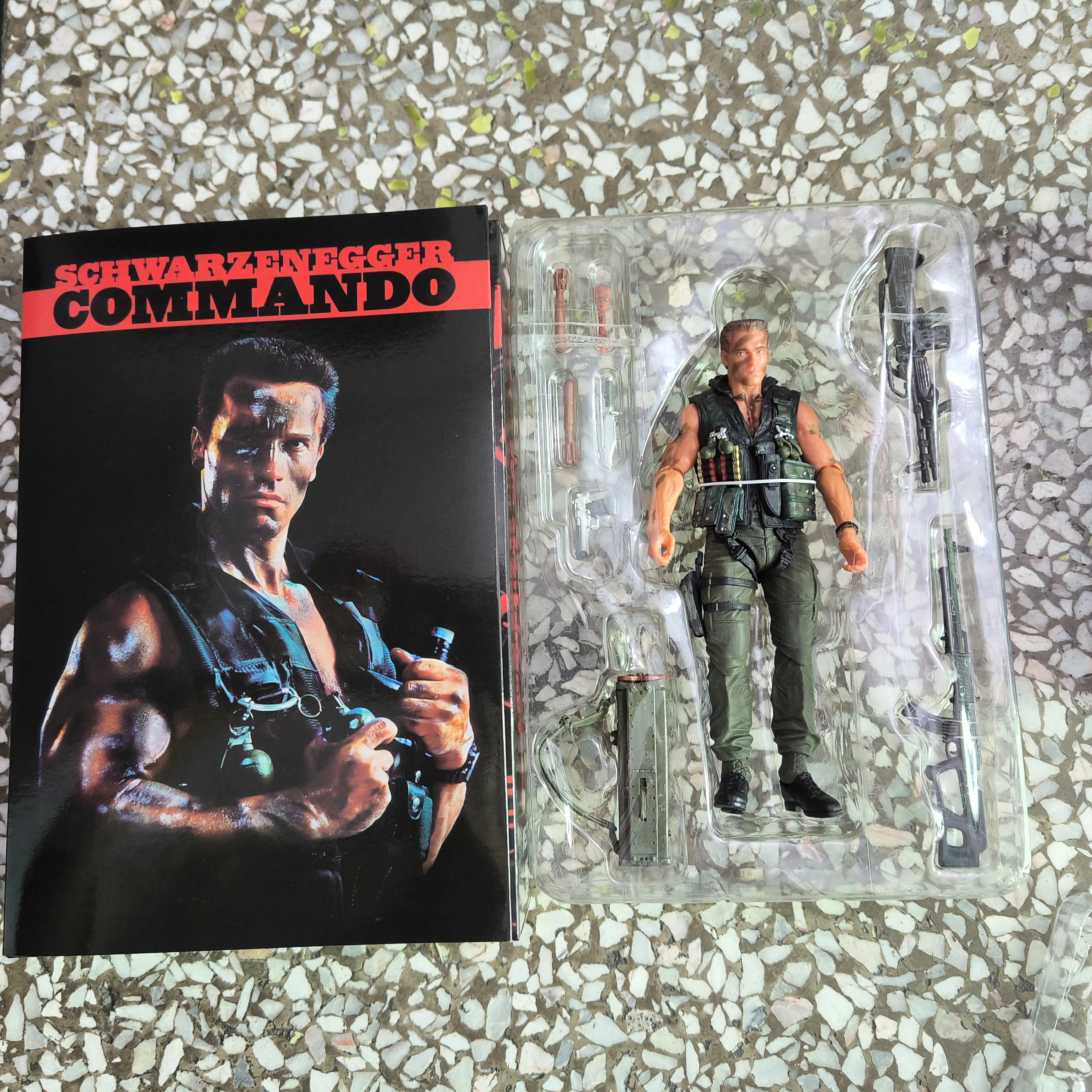 NECA コマンドー KNOCKOFF NECA COMMANDO ACTION FIGURE..REVIEW - YouTube