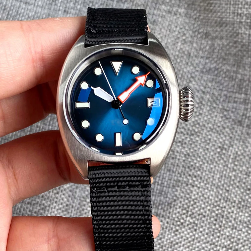 Military diver watch with NH35 automatic movement, sapphire crystal, stainless steel case, and 200m water resistance.