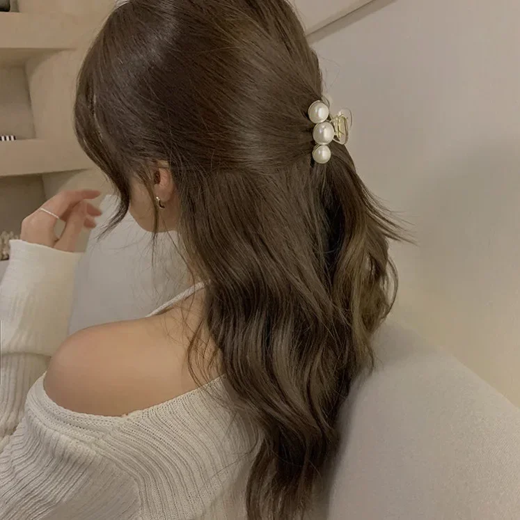 한류의 우아함으로 머리를 장식하는 진주 헤어 클립
