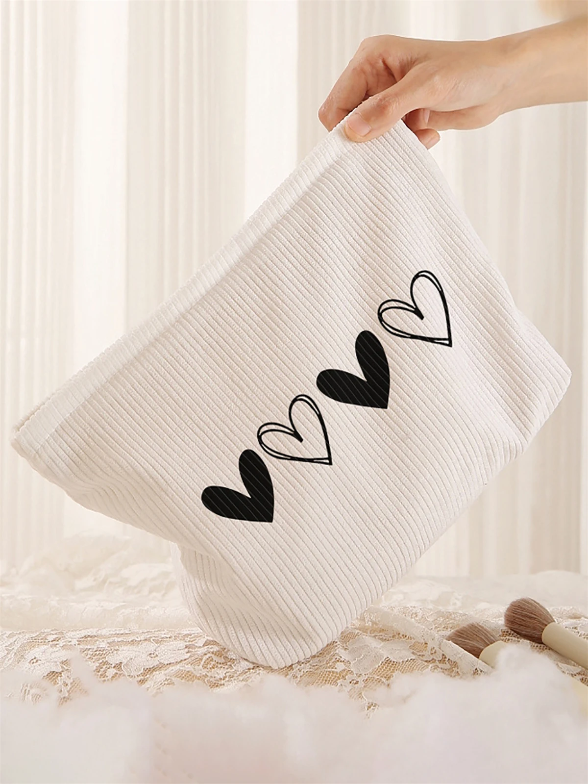 1 heart-shaped corduroy makeup bag, light zipper makeup storage box, multifunctional bag with lining
