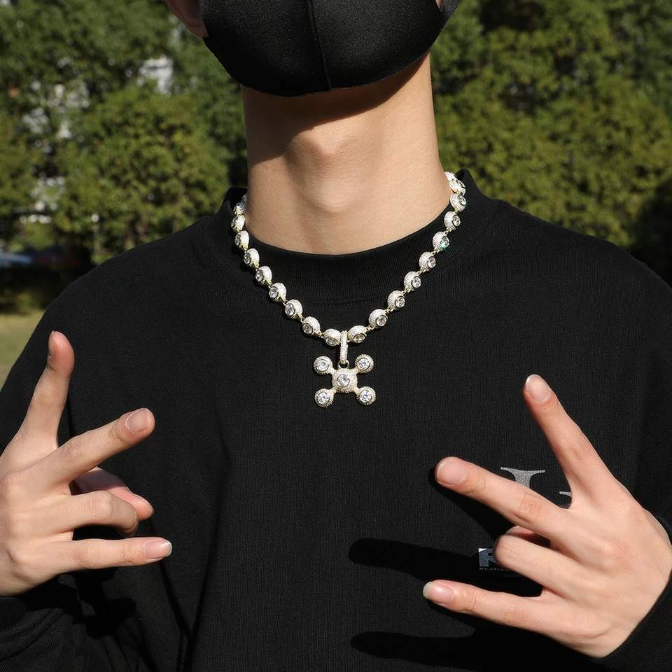 Uwin UFO Pendant With Drake Necklack 12mm Round Zircon Prong