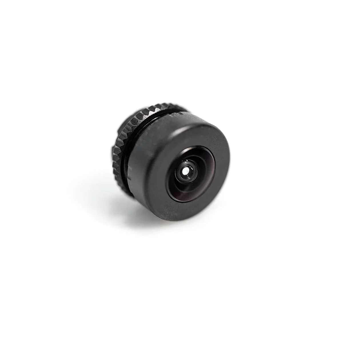Drone équipé de l'objectif caméra FPV professionnel Micro V2 survolant un paysage urbain de nuit.