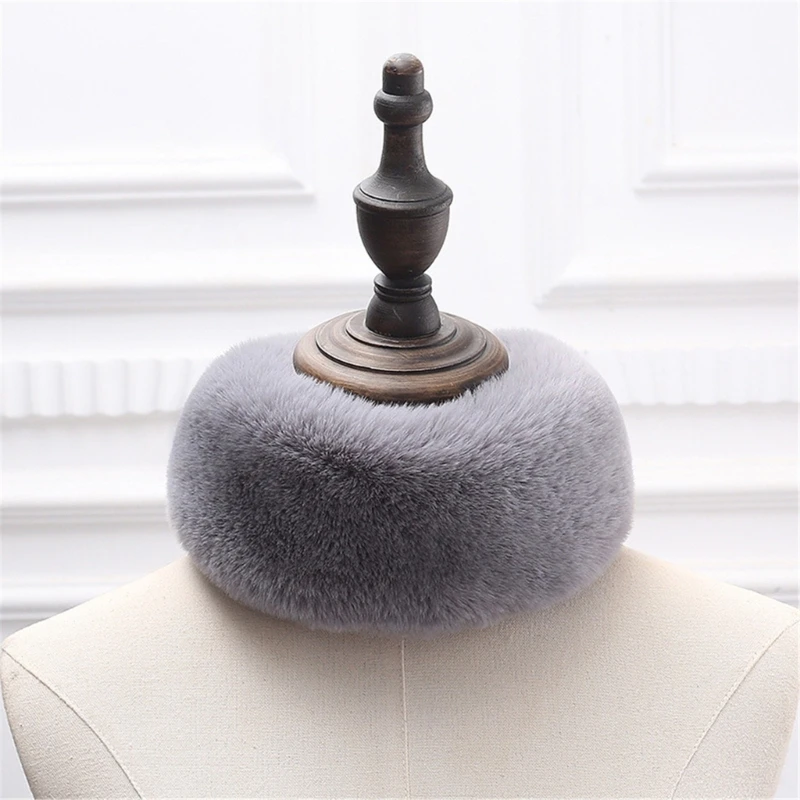 Рисунок 4 - Женский женский пушистый шейный платок с кроликом