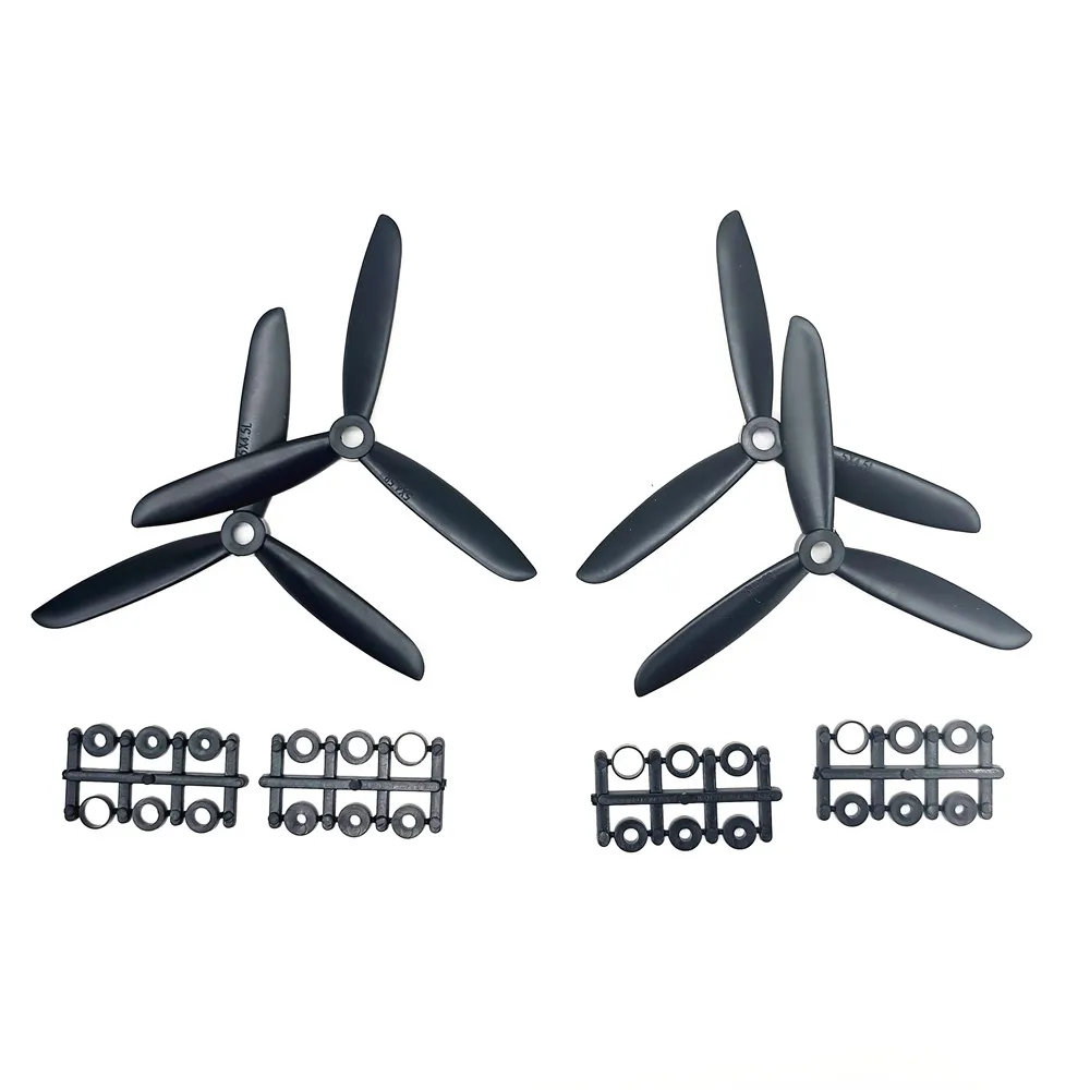 Lot de deux hélices 5045 3 pales pour drone posées sur une surface blanche, prêtes à être installées.