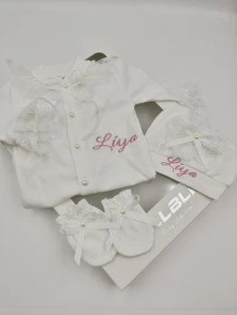 Tutina per Neonati con Piedini in Cotone e Pizzo con Perle, Cappellino e Scarpine Personalizzabili con Nome per Regalo Baby Shower 2026