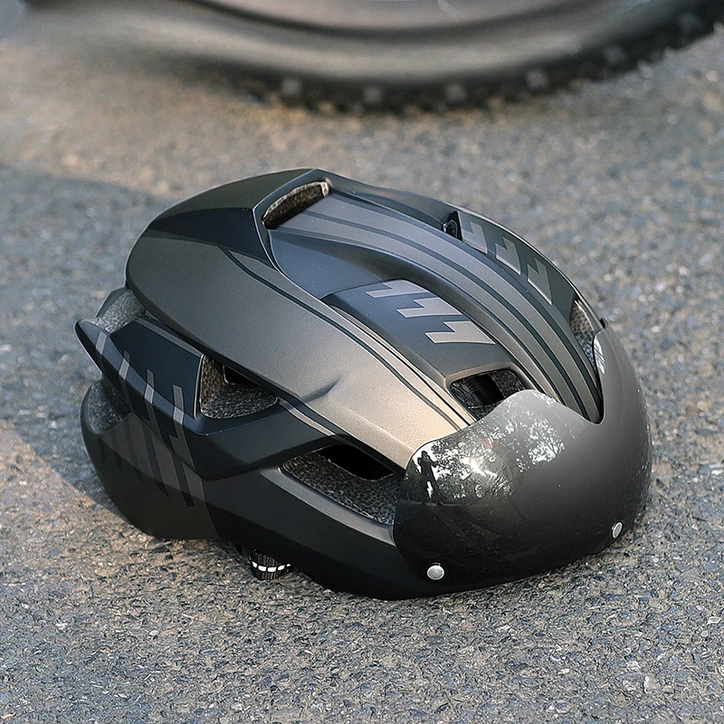 

Cycling Helmet with Taillight Goggles Men Women MTB Road Bike E-Bike Motorcycle Helmet Adjustable Breathable Lightweight