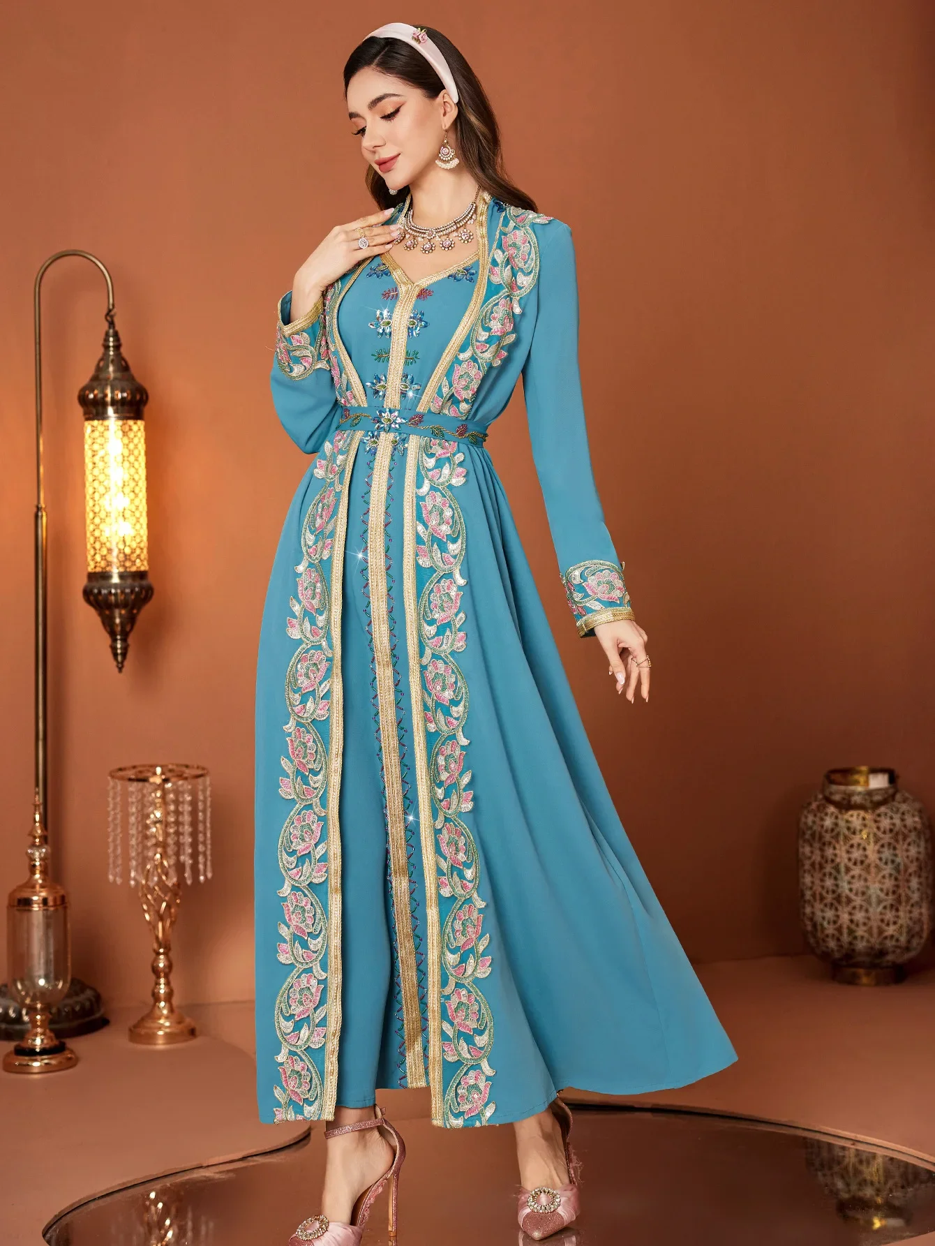 جلابية سماوية بتطريز فاخر وحزام