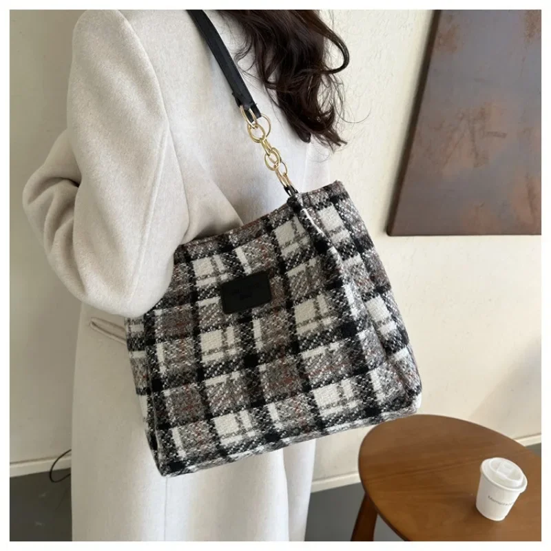 Large Capacity Luxury Brand Female Shoulder Bag Women's New Trendy High End Plaid Handbag Versatile Tote Designer Shoulder Bag