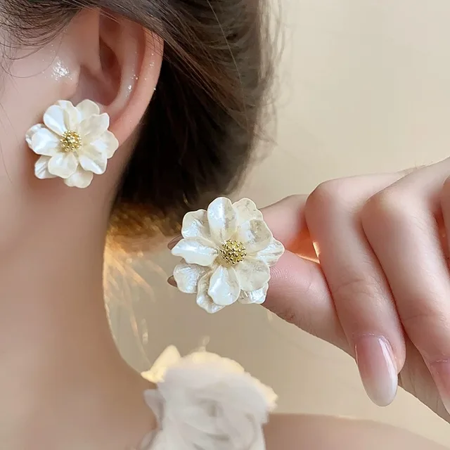 Big White Camellia Flower Stud Earring for Women Girls French Retro Elegant Korean Sweet Resin Ear Wedding Party Jewelry Gift