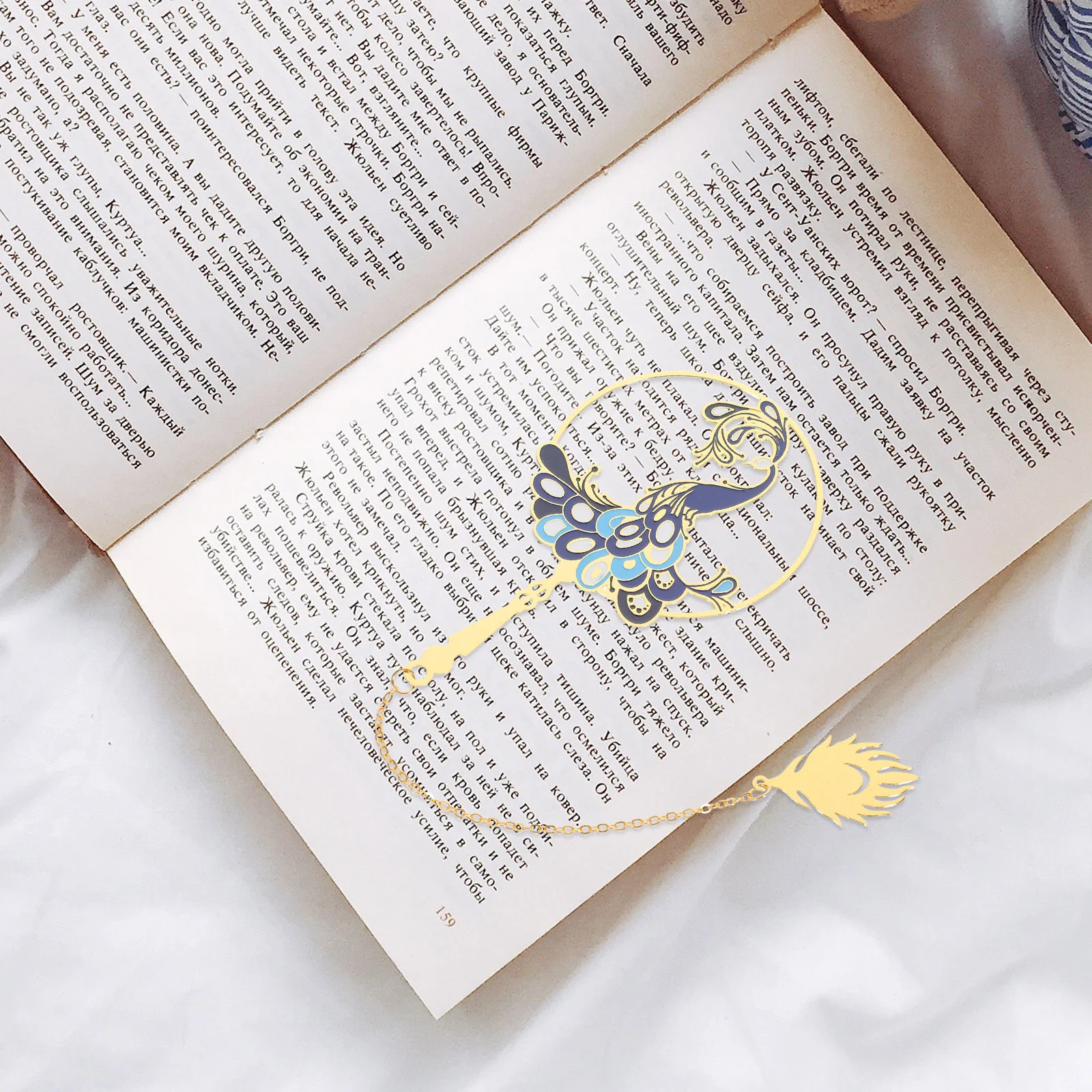 

Hollow Peacock Bookmark Decor Metal Vintage Style Ornament Vivid Peafowl Artistical Copper Page-marker Student Shaped