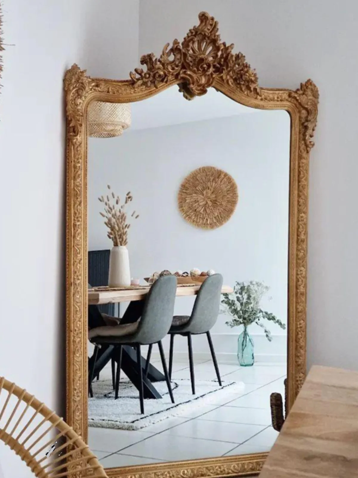 Carvers use floor-to-ceiling mirrors, cloakrooms, luxurious clothes against the wall, and large mirrors.