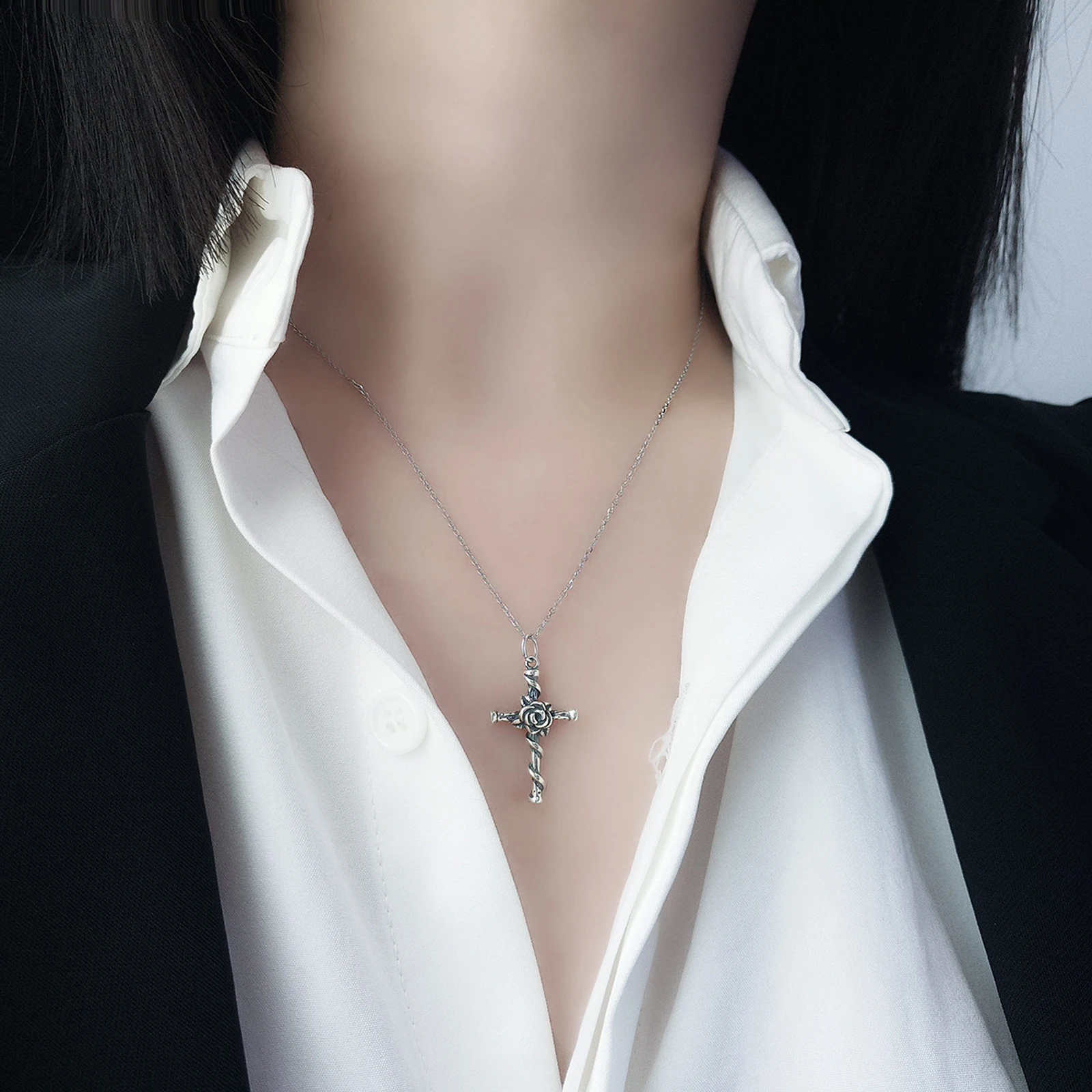 Niche temperament ladies 925 sterling silver retro rose cross pendant necklace versatile fresh clavicle chain