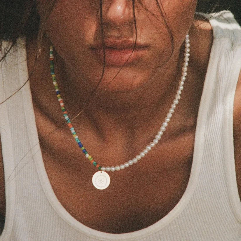 

Модное ожерелье из бисера ручной работы с жемчужинами