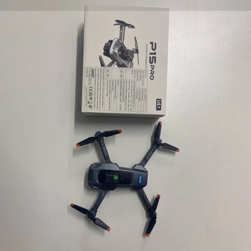Lot de 6 batteries pour drone pliable, alignées sur fond blanc. Achetez Drone Pliable avec Caméra HD et GPS - Livraison Rapide.