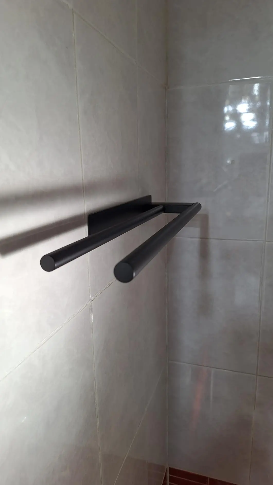 Portasciugamani da bagno senza foratura, barra portasciugamani biadesiva in acciaio inox nero da 39 cm, portasciugamani per bagno e cucina_voghion.com