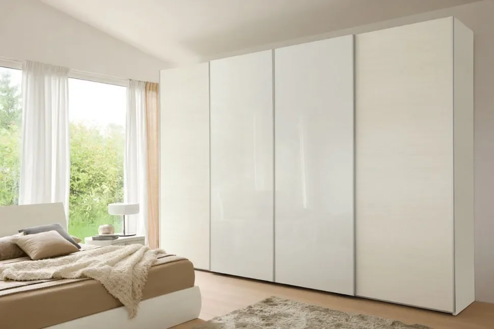 

Шкаф для спальни из массива дерева