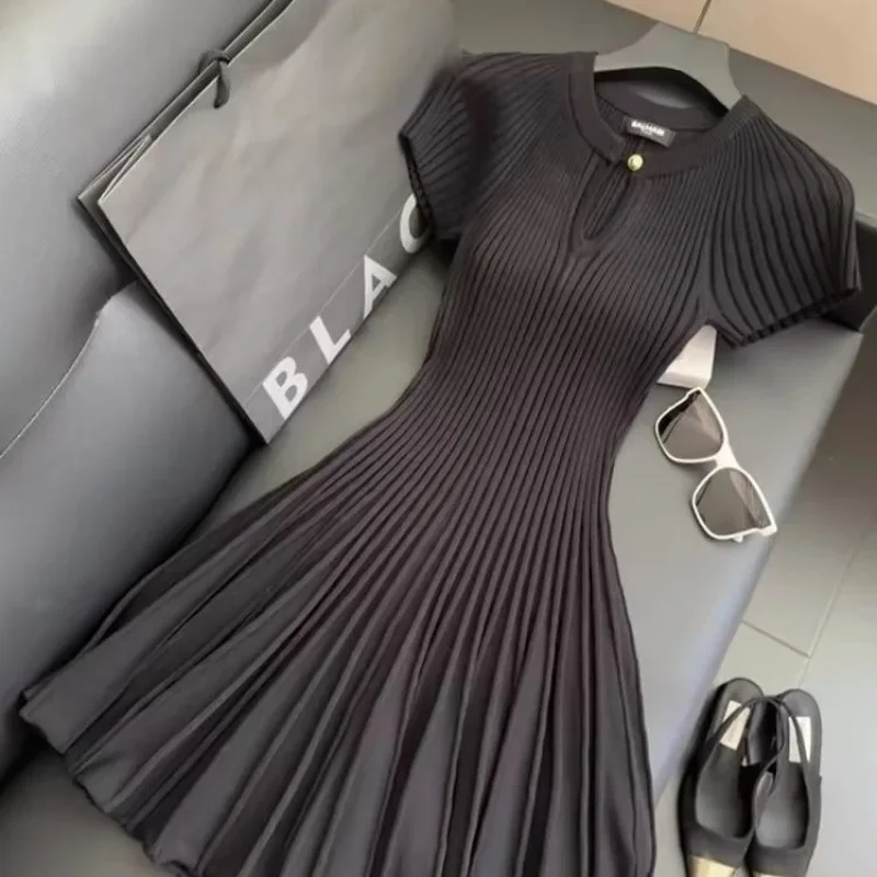 فستان أسود محبوك للتخسيس الخصر عصري أنيق على طراز...