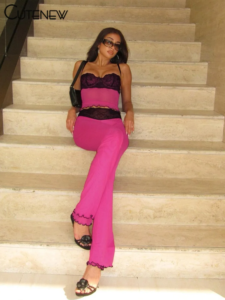 Conjunto de dos piezas de encaje con retazos para mujer, camisola sexy estilo hipster con tirantes finos y pantalones ajustados de cintura alta, ropa femenina