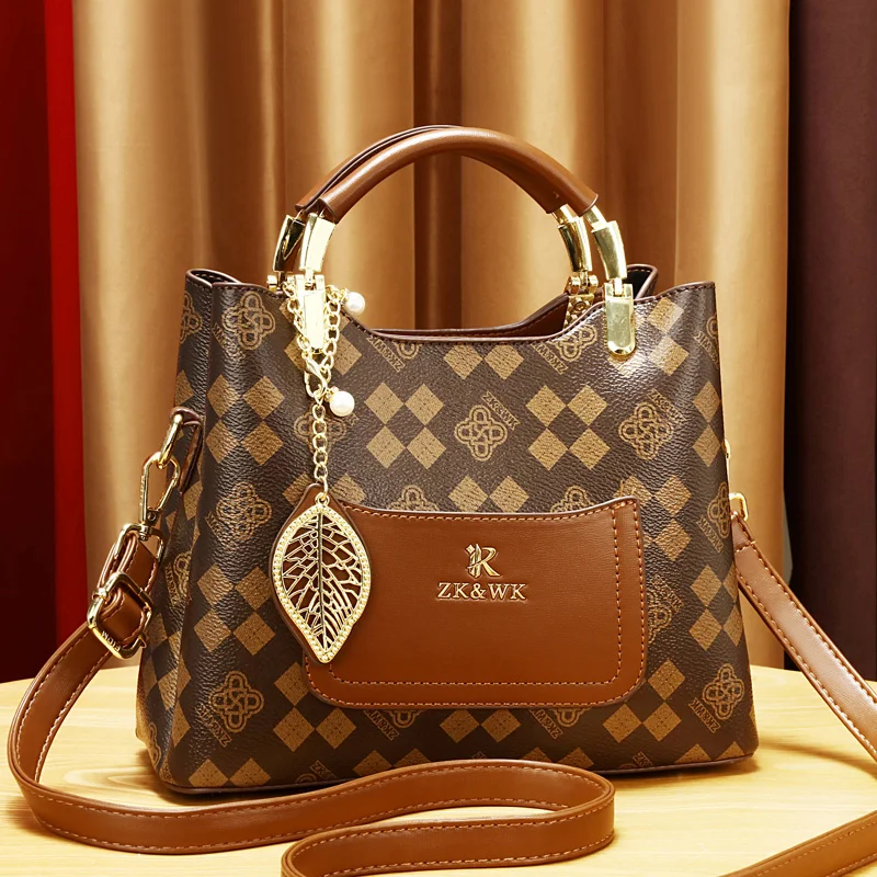 حقيبة كتف نسائية من الجلد الصناعي بتصميم عصري مطبو...