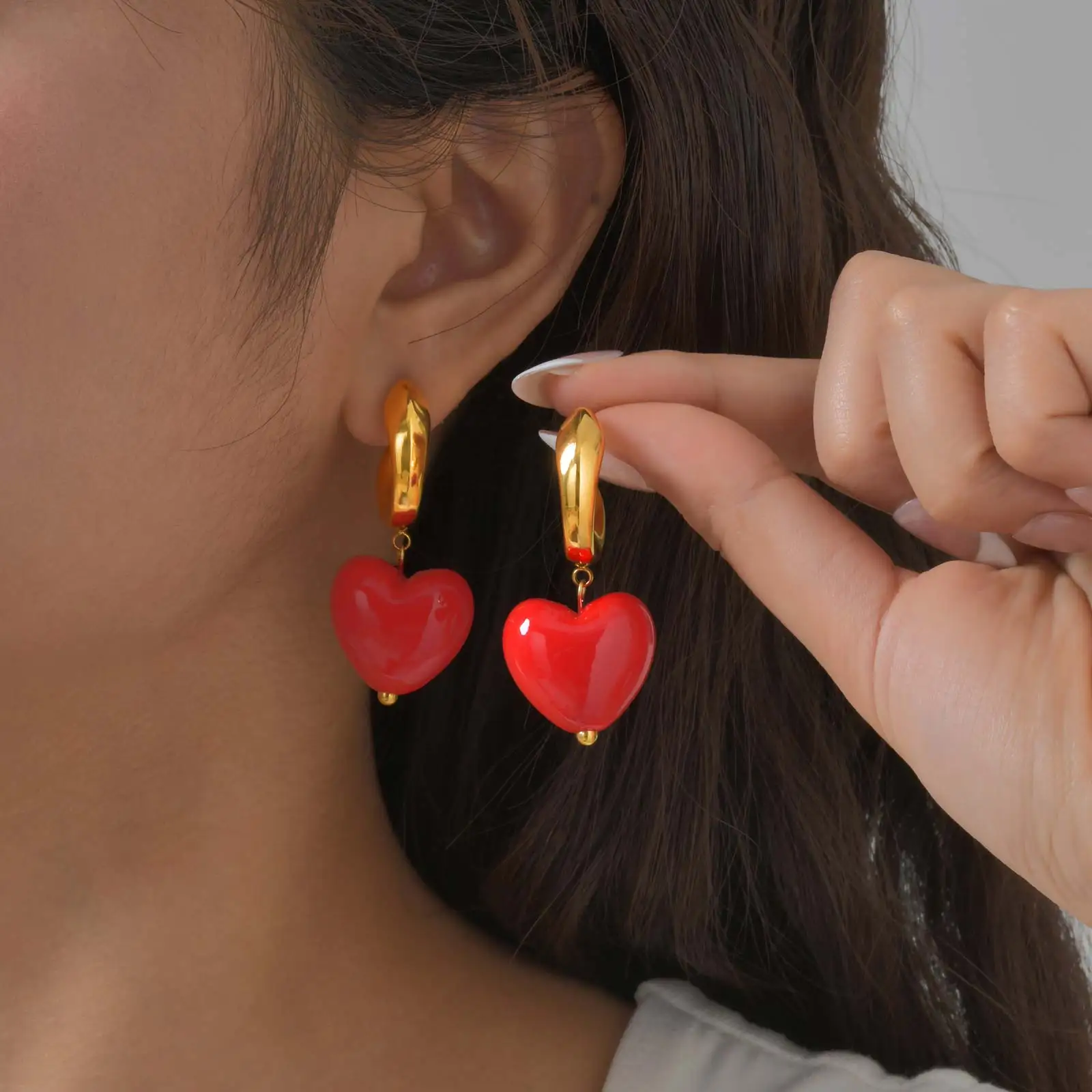 Trendige geometrische Acryl-Ohrringe mit rotem Liebesherz für Damen, Edelstahl, Persönlichkeit, große Ohrringe, Vintage-Schmuck, Geschenk – Detail 3