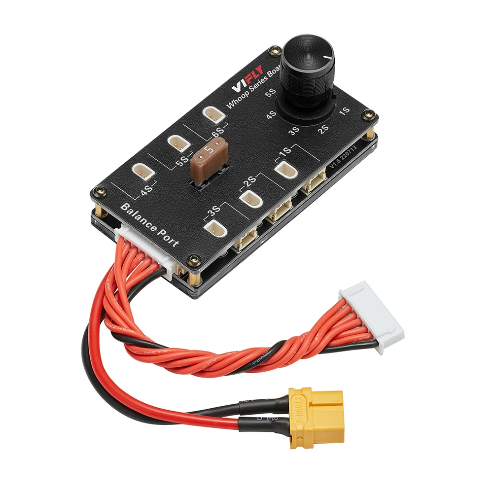 Câble XT60 et connecteurs d'équilibrage branchés sur le chargeur multiport LiPo 1S-6S.