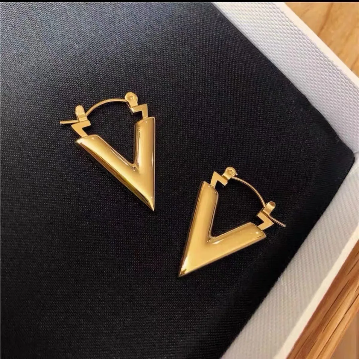 Louis Vuitton V Hoops Golden