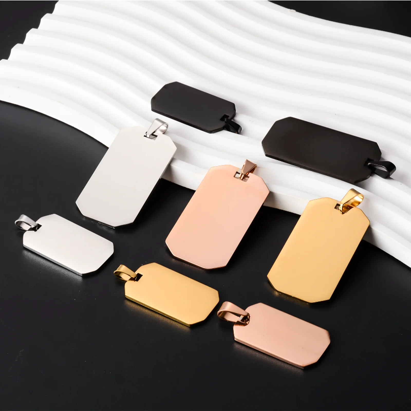 5 Stück/Set, unisex, aus Edelstahl, 2 Größen, rechteckige, unbeschriftete Namensschilder für Hunde, Anhänger für Halsketten, Schmuckzubehör, 4 Farben. – Detail 1