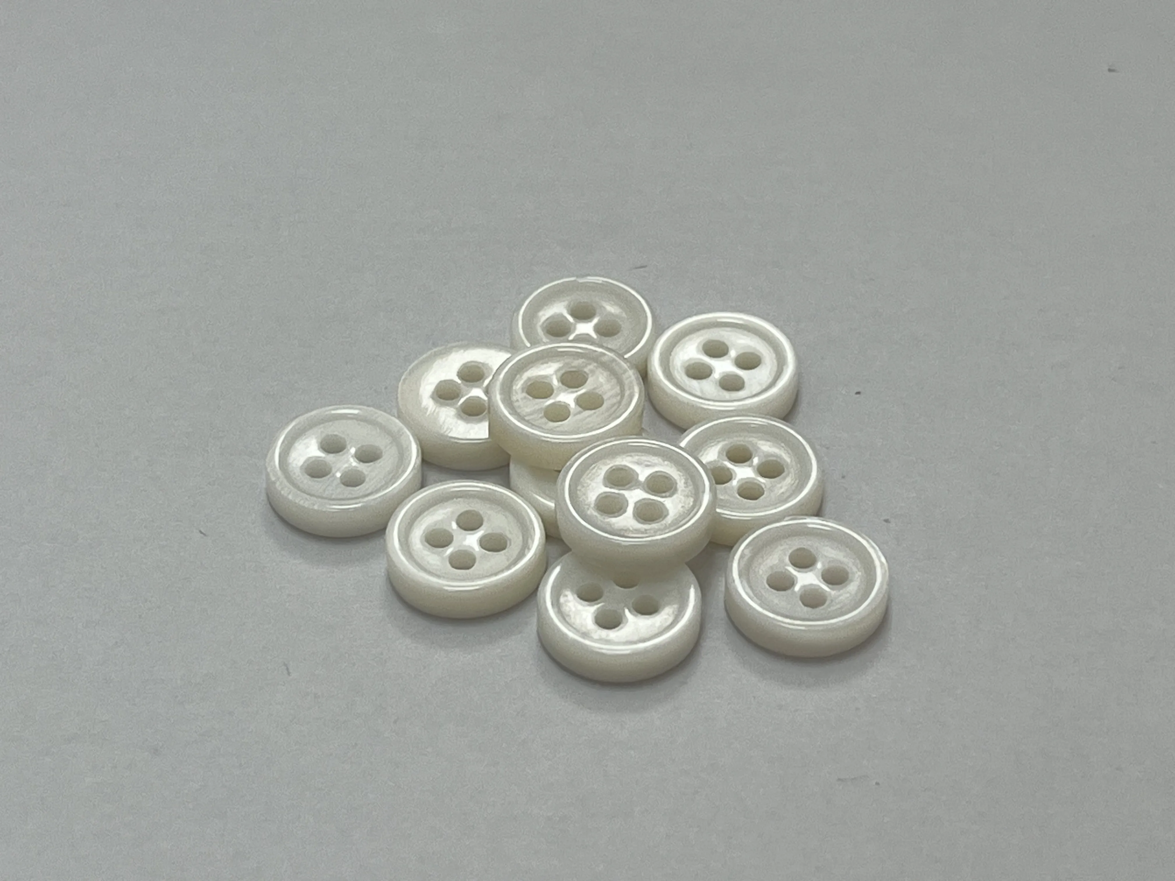 Free shipping 4 holes shell button 2mm thickness  mother of pearl button for garment button cheap price white  can dyeing 2