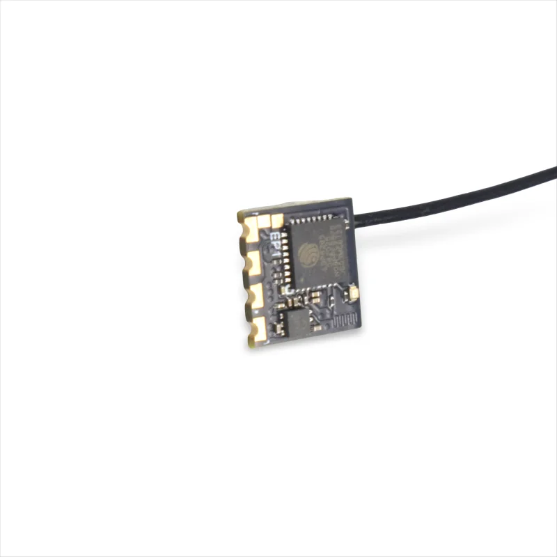 Détail du récepteur ELRS 2.4G PP/EP1/EP2 pour drone FPV, mettant en évidence le chipset et les soudures.