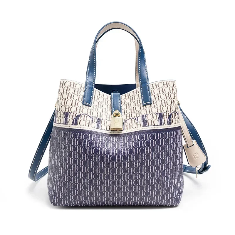 حقيبة تسوق كلاسيكية مطبوعة من CH، تتميز بسعة كبيرة...