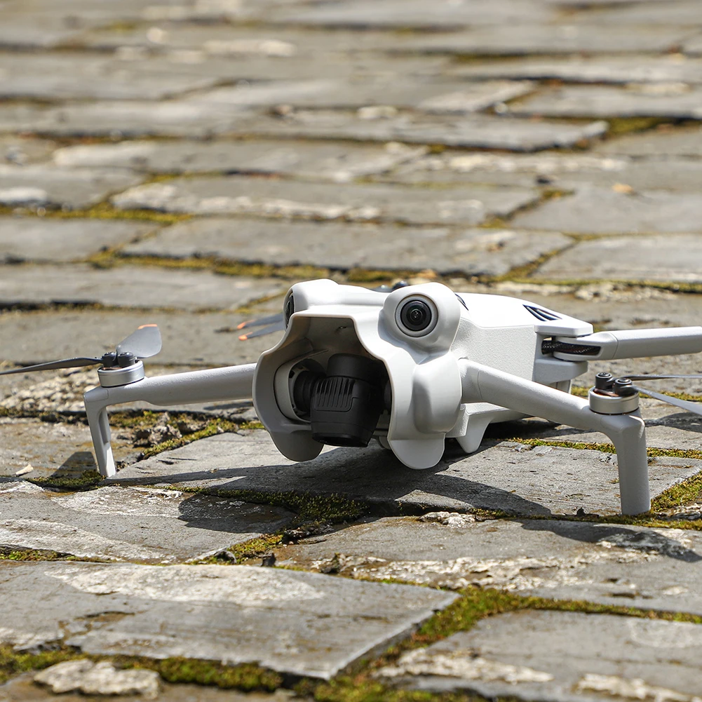 Pare-soleil pour DJI Mini 4 Pro installé, bloquant la lumière parasite sur l'objectif.