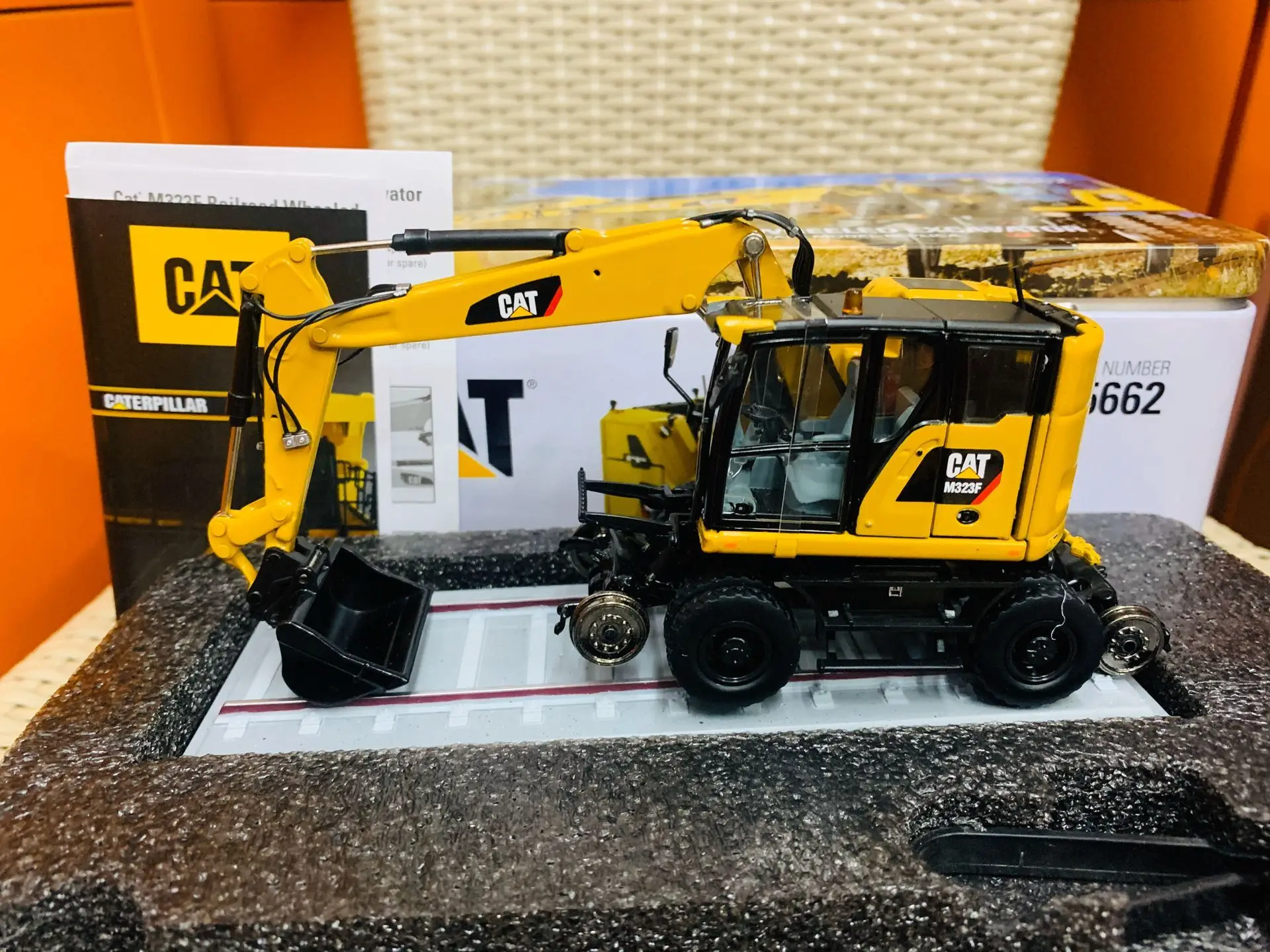 1/50 SCALE CAT M323F RAILROAD WHEELED EXCAVATOR BY DIECAST MASTERS 85662
