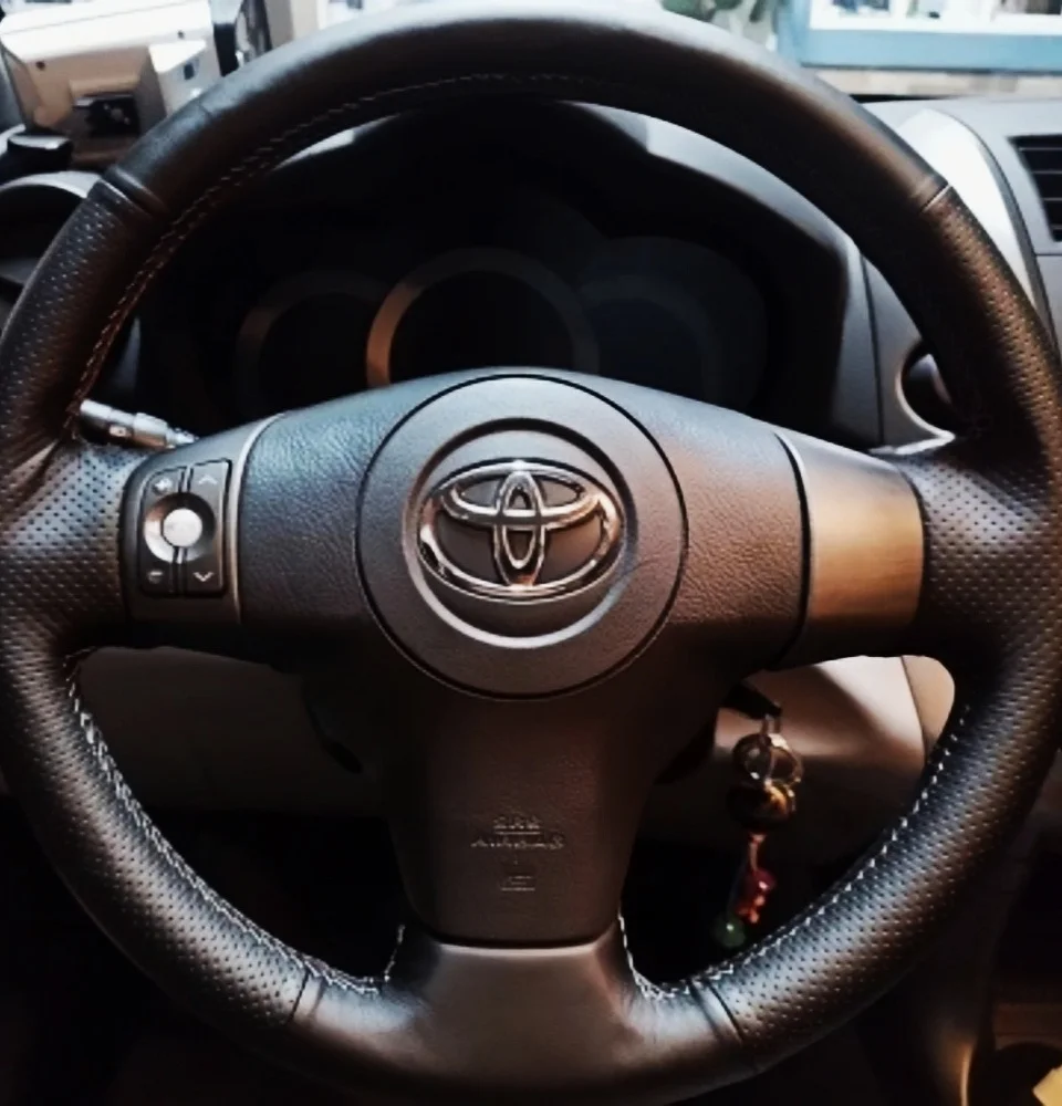 Maßgeschneiderte Auto-Lenkrad-Geflecht-Abdeckung, schwarz, Handnähen, Mikrofaser-Leder, für Toyota Yaris Vios RAV4 2006 2007 2008 2009 – Detail 1