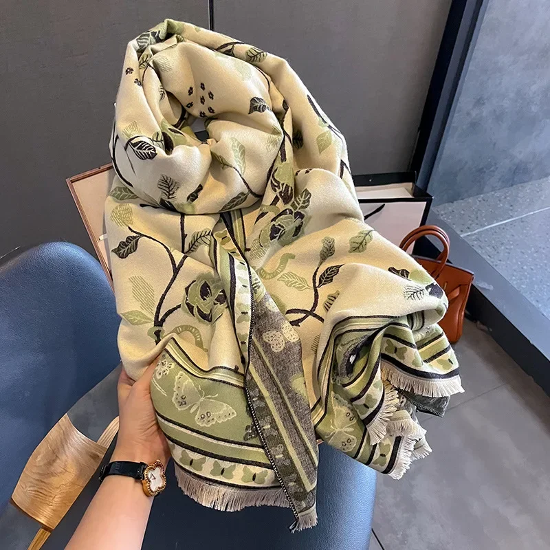 Рисунок 3 - Женская длинная шаль-бабочка с цветами