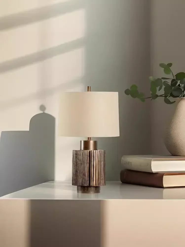 Description Picture 4 of itemPostmodern simple light luxury desk lamp designer living room bedroom model room desk lamp homestay retro hotel decorationתאורה