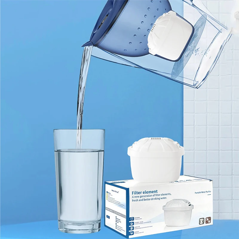 Main versant de l'eau dans une carafe équipée d'une cartouche filtrante anti-calcaire