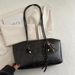 European American Retro Tote Bag - Korean Fashion, Advanced Simple Handbag with Large Capacity and Pendant Design - 28x7x18cm (Black)