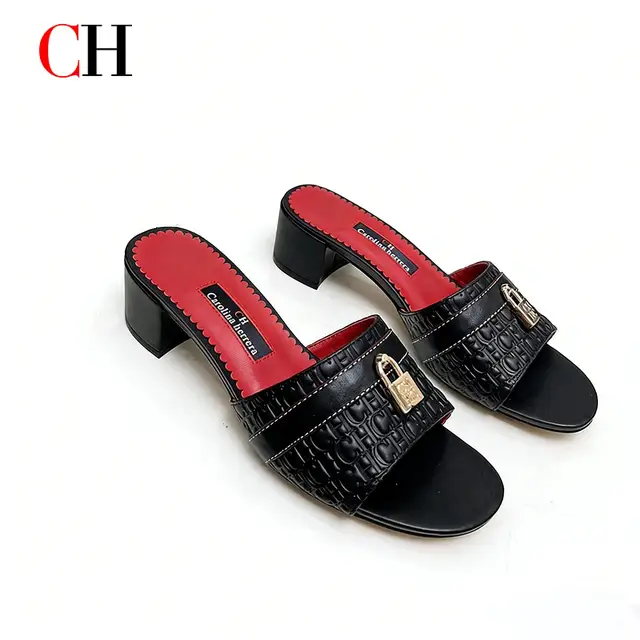 Sandales mules de luxe pour femmes, noires et rouges, marque CH, dessus en cuir gaufré, boucle à fermoir métallique, talon bloc, pour un usage quotidien 1