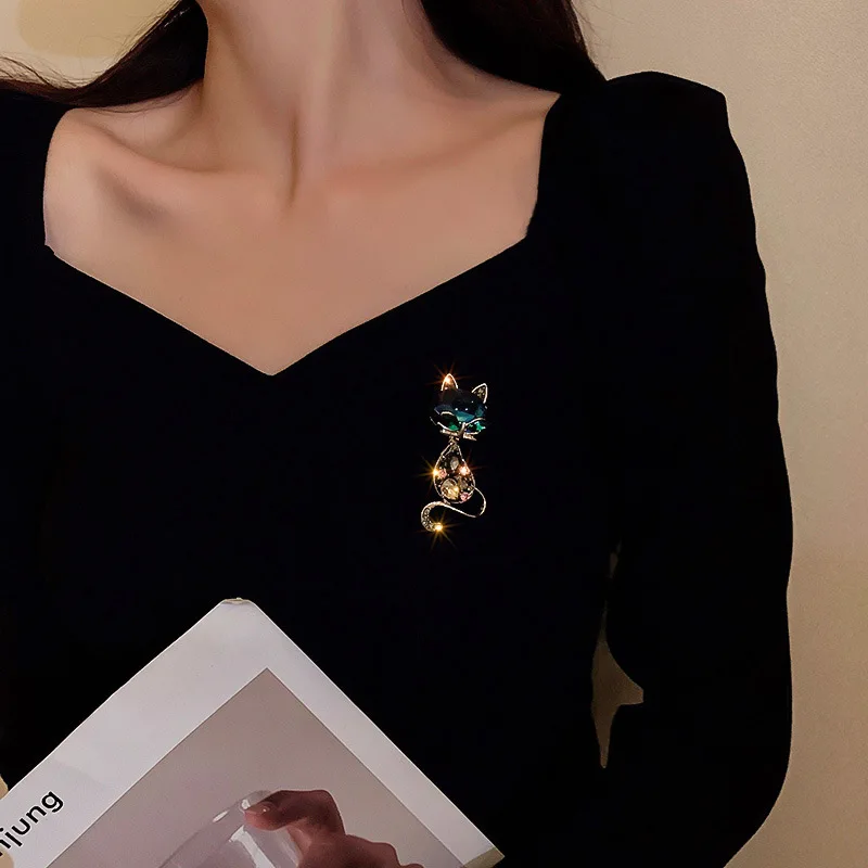 

Korean Fashion Fox Brooch Electroplating Shiny Stone Setting Personality Design Clothing Temperament Sweet Jewelry Wholesale